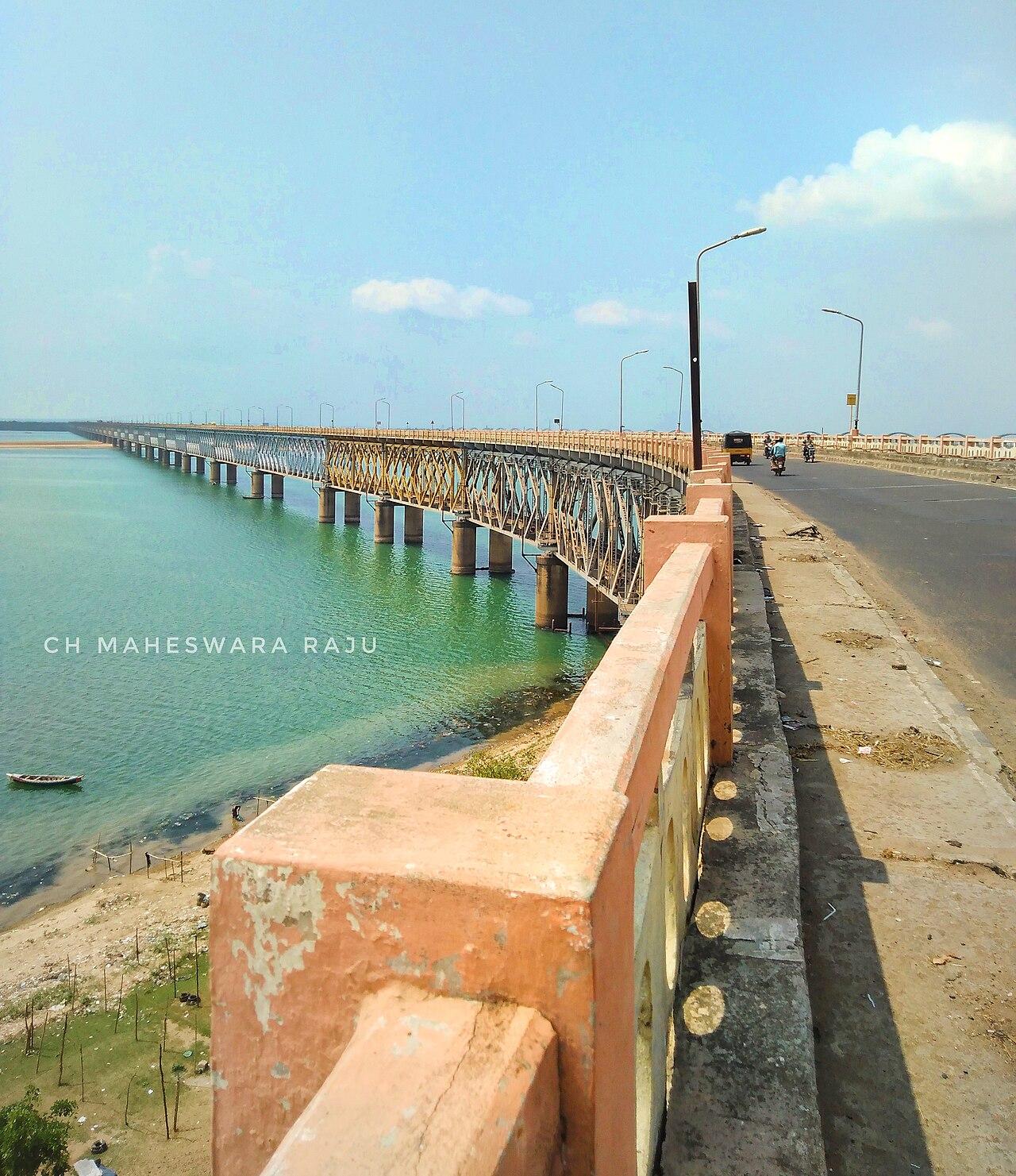 The road and rail bridge crossing the Godavari at Rajahmundry
